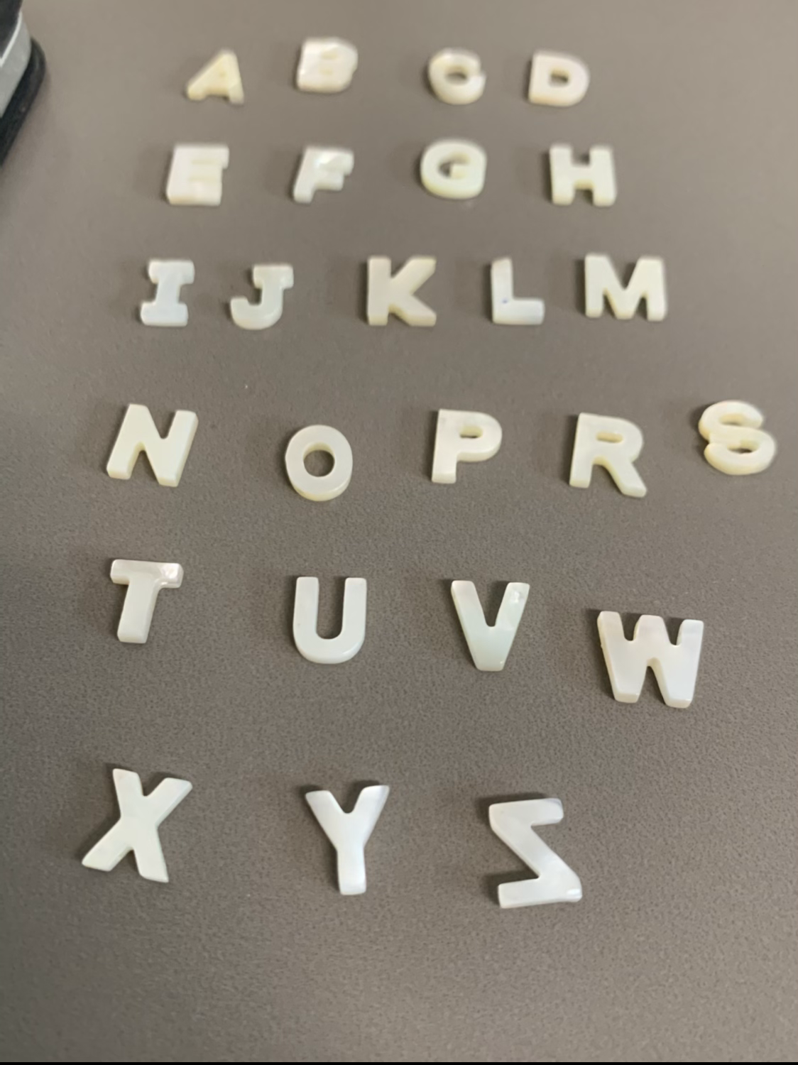 10mm Mother of pearl letter / letras top drill qty 1 /21565