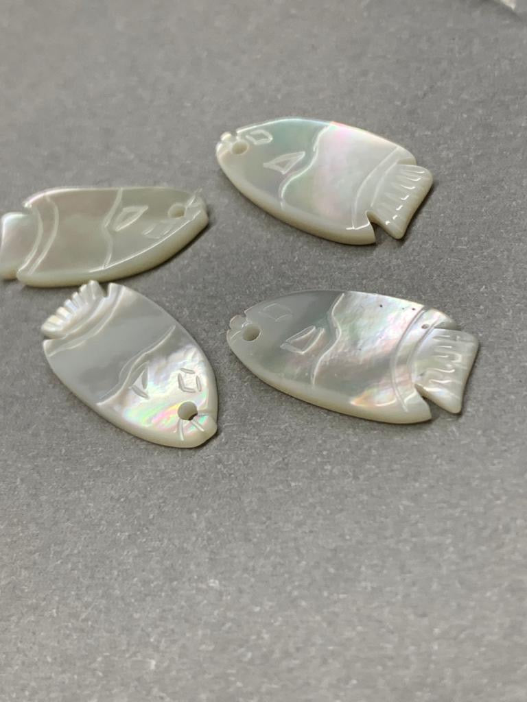 10x20mm Fish Carved Mother of Pearl Qty 1 / Pez Madre Perla 13402
