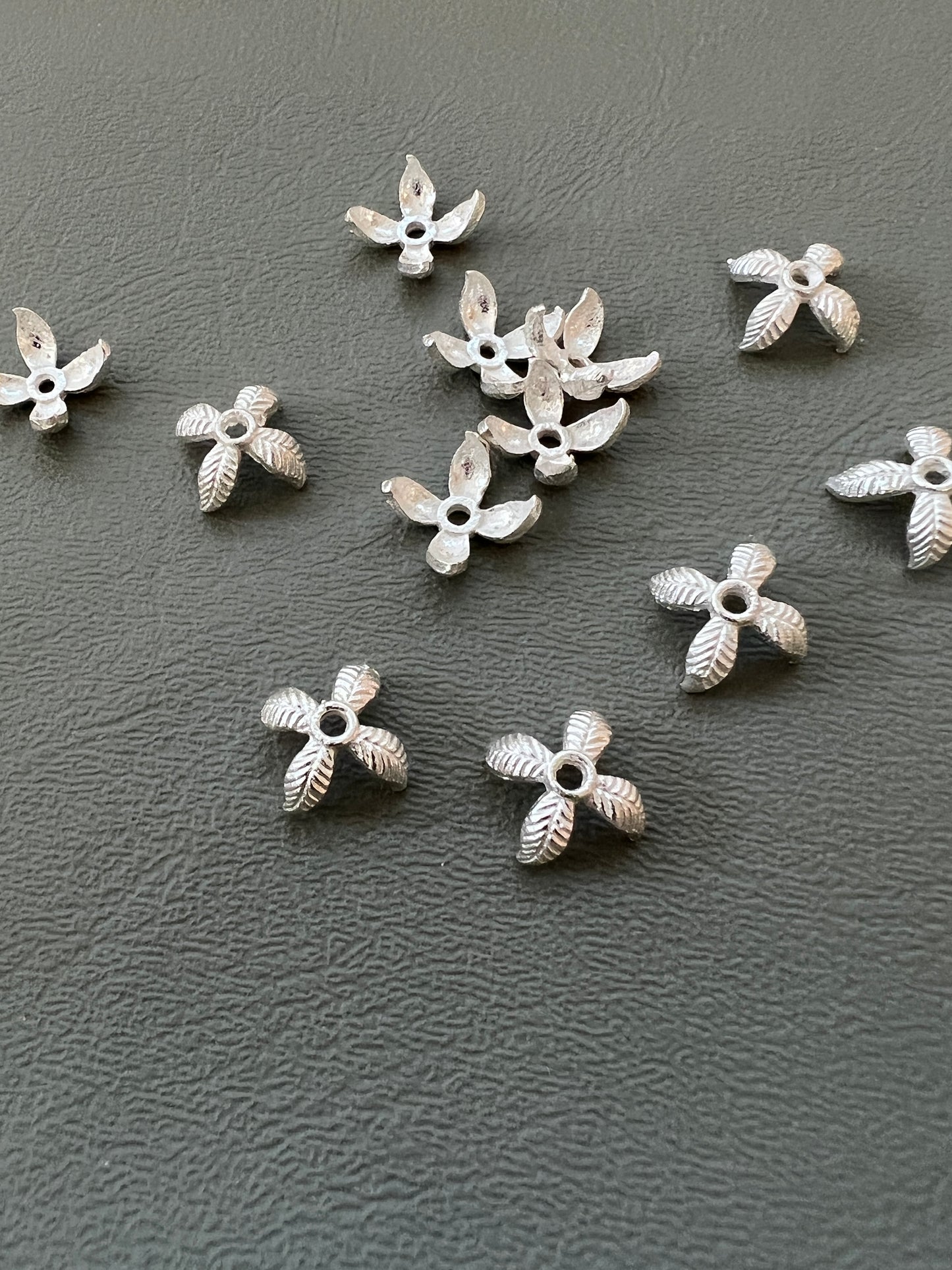 10mm Flower Silver Cap qty12- 25495